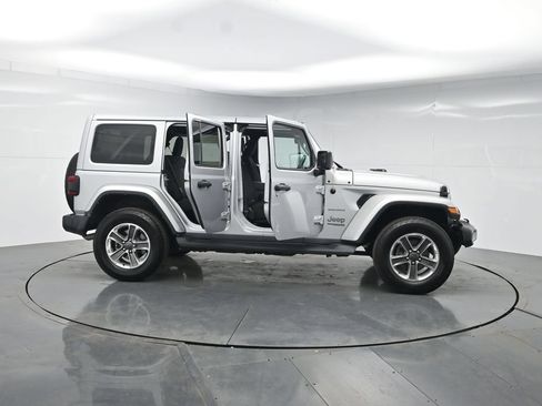 Used 2022 Jeep Wrangler Unlimited Sahara w/ LED Lighting Group AWD/4WD image 38