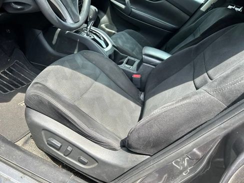 Used 2016 Nissan Rogue SV w/ SV Premium Package FWD image 17