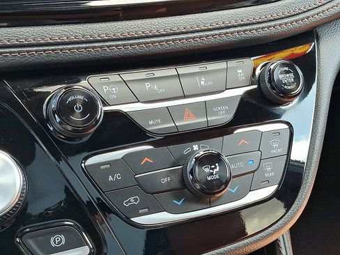 Certified 2024 Chrysler Pacifica Pinnacle FWD image 16