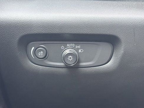 Used 2023 Chevrolet Traverse Premier image 11