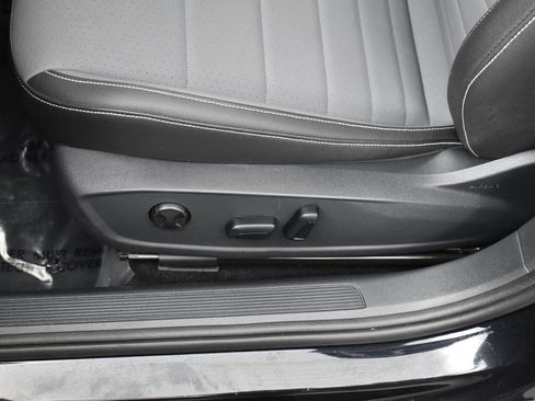 Used 2025 Volkswagen Jetta SE FWD image 8