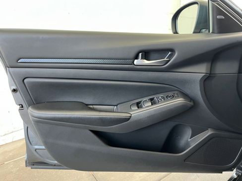 Used 2025 Nissan Altima 2.5 SV FWD image 18