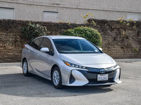 Used 2022 Toyota Prius Prime LE image 3