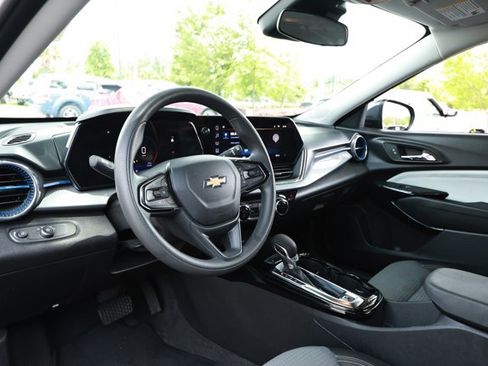 Used 2025 Chevrolet Trax LT FWD image 22
