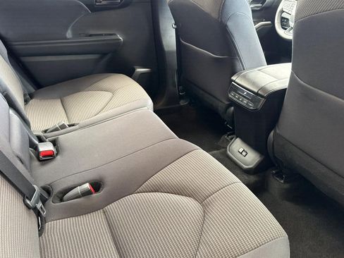 Used 2025 Toyota Highlander LE FWD image 29