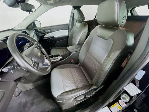 Used 2025 Chevrolet Trax LT w/ LT Convenience Package image 23