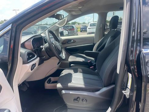 Used 2023 Chrysler Voyager LX FWD image 11