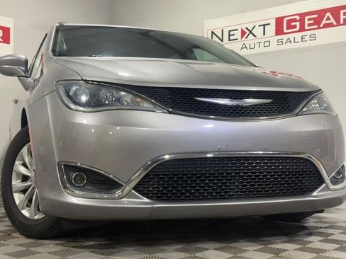 Used 2018 Chrysler Pacifica Touring-L w/ Premium Audio Group FWD image 4
