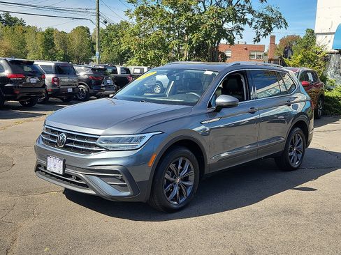 Used 2022 Volkswagen Tiguan SE image 3