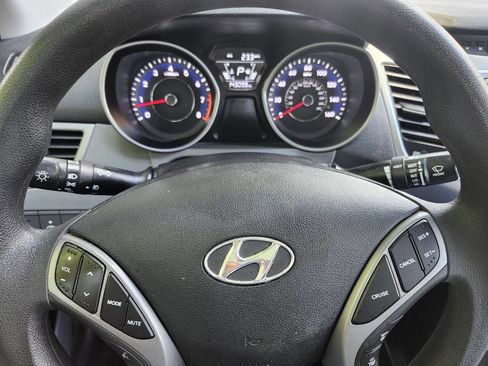 Used 2014 Hyundai Elantra SE w/ Option Group 02 FWD image 10