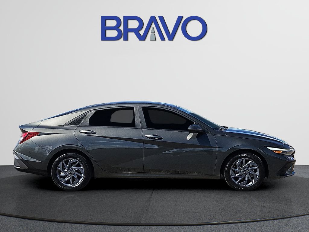 Used 2024 Hyundai Elantra SEL FWD image 5