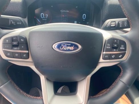 Used 2025 Ford Explorer Active AWD/4WD image 18