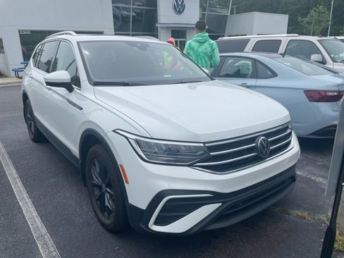 Certified 2024 Volkswagen Tiguan SE w/ Panoramic Sunroof Package FWD image 3