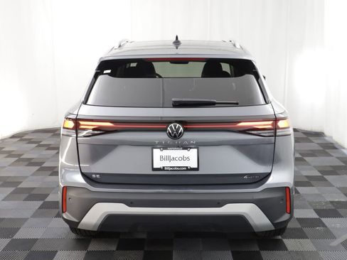 Used 2025 Volkswagen Tiguan SE w/ Panoramic Sunroof Package AWD/4WD image 16
