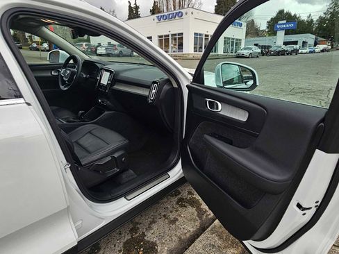 Certified 2025 Volvo XC40 B5 Core w/ Protection Package Premier image 9