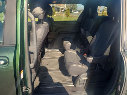 Used 2025 Toyota Sienna Limited image 29