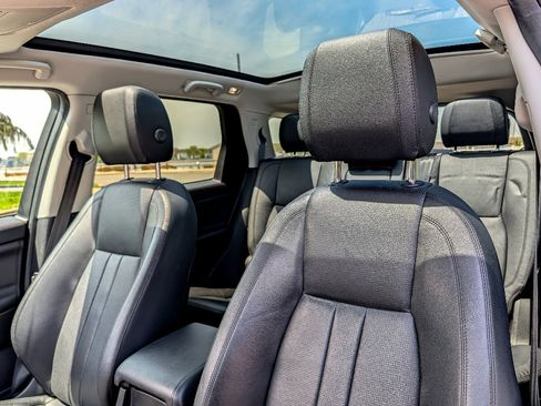 Used 2018 Land Rover Discovery Sport HSE AWD/4WD image 16