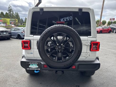Used 2024 Jeep Wrangler Unlimited Sahara w/ Technology Group AWD/4WD image 4