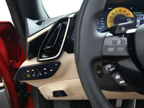 Certified 2025 Ferrari Roma Spider RWD image 33