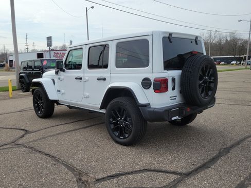 Used 2025 Jeep Wrangler Unlimited Sahara w/ Safety Group AWD/4WD image 3