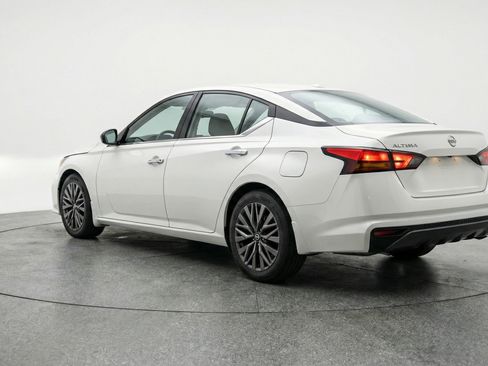 Used 2025 Nissan Altima 2.5 SV image 6