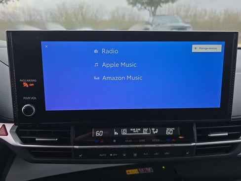 Used 2025 Toyota Sienna XLE image 22