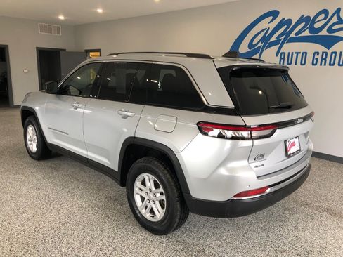Used 2023 Jeep Grand Cherokee Laredo AWD/4WD image 4