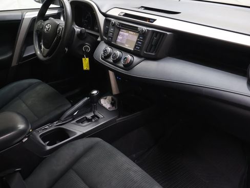 Used 2018 Toyota RAV4 LE AWD/4WD image 10
