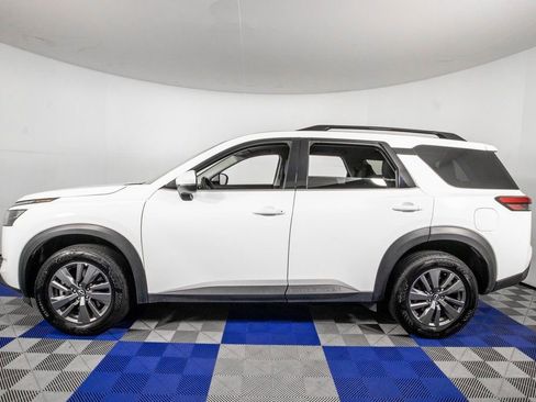 Used 2025 Nissan Pathfinder SV image 8