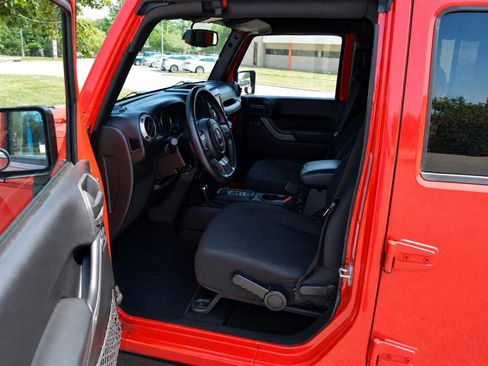 Used 2015 Jeep Wrangler Unlimited Sport w/ Quick Order Package 24S AWD/4WD image 9