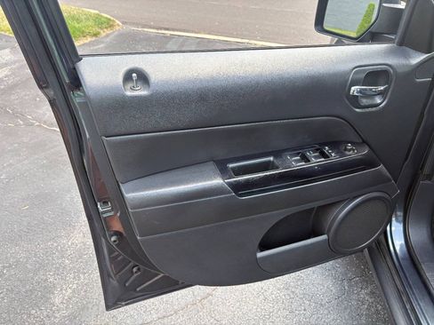 Used 2014 Jeep Patriot Latitude w/ All Weather Capability Group AWD/4WD image 19