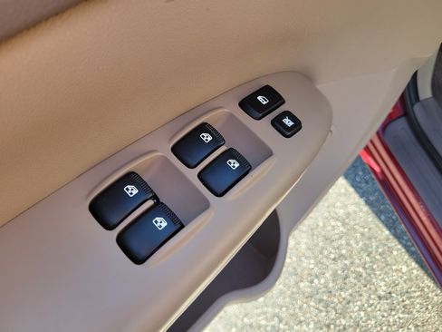 Used 2011 Kia Sedona LX FWD image 19