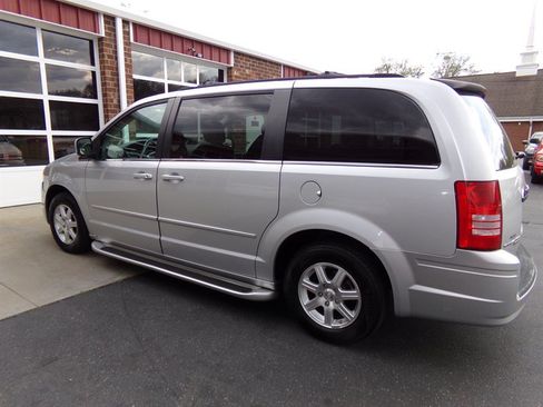 Used 2008 Chrysler Town & Country Touring FWD image 10