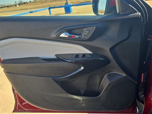 Used 2025 Chevrolet Trax LT w/ LT Convenience Package image 28