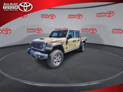 Used 2025 Jeep Gladiator Mojave w/ Convenience Group AWD/4WD image 4