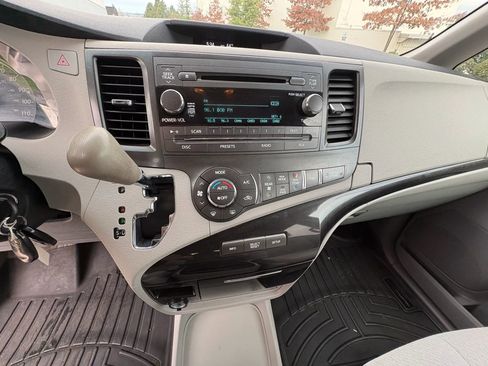 Used 2014 Toyota Sienna LE image 14