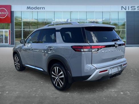 Certified 2025 Nissan Pathfinder Platinum w/ Cargo Package FWD image 4