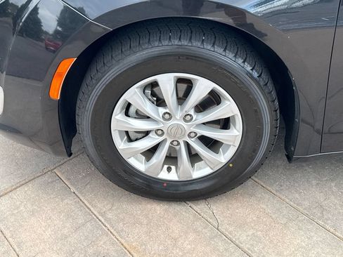 Used 2018 Chrysler Pacifica Touring Plus FWD image 10