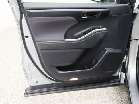 Certified 2025 Toyota Highlander LE FWD image 12
