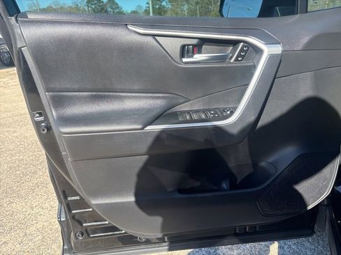 Used 2021 Toyota RAV4 XLE Premium image 16