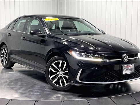 Used 2025 Volkswagen Jetta SE image 3