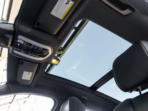 Certified 2026 Porsche Macan AWD/4WD image 28