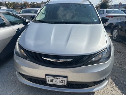 Used 2024 Chrysler Voyager LX image 2