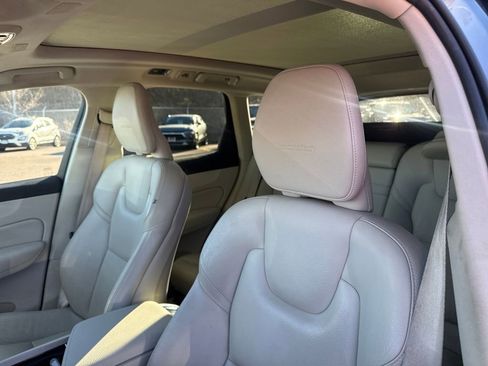Used 2019 Volvo XC60 T5 Inscription image 12