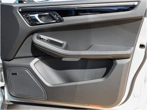 Certified 2025 Porsche Macan AWD/4WD image 26