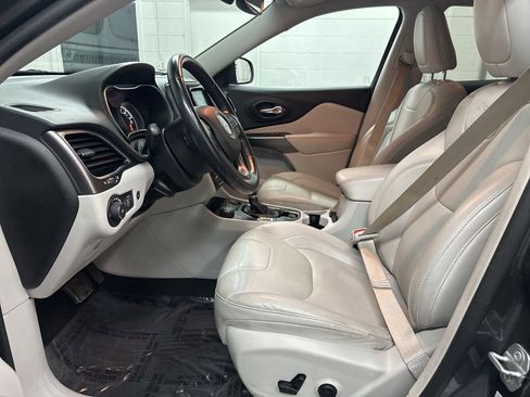 Used 2020 Jeep Cherokee Limited image 19