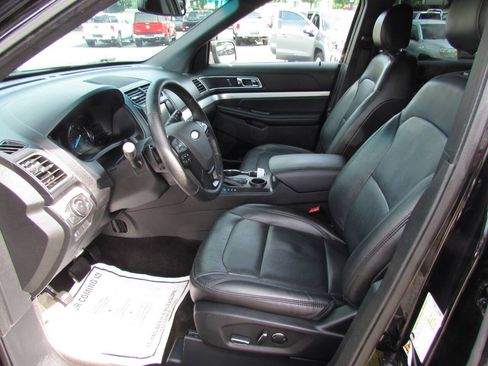 Used 2017 Ford Explorer XLT w/ Equipment Group 202A FWD image 10