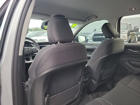 Used 2024 Jeep Grand Cherokee Laredo image 12