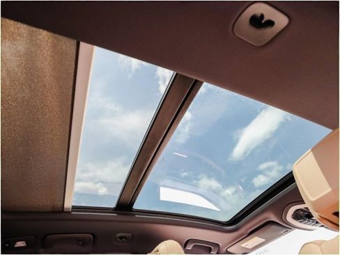 Certified 2025 Porsche Macan image 30