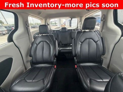 Used 2023 Chrysler Pacifica Touring-L FWD image 8